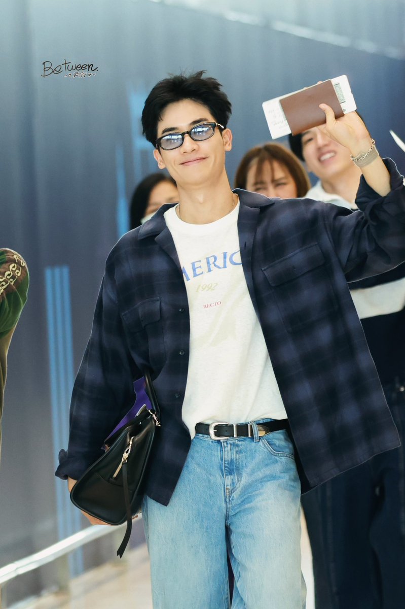betweenTayNew's tweet photo. Let’s go Singapore 🇸🇬 @Tawan_V 

#TayNewPolcasanXFanday32SG
#tawan_V #Taynew #เตนิว https://t.co/cjZobBUHSX