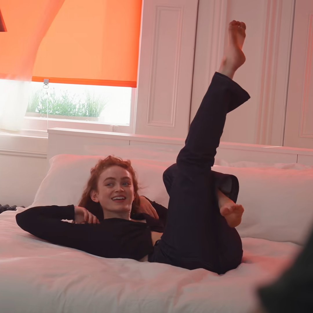 WeeklyMagazin31's tweet photo. Calvin Klein reklam çekiminin kamera arkasında Sadie Sink https://t.co/93Si7CjEUT
