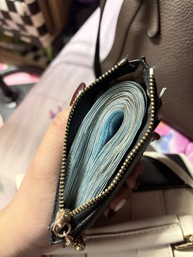 ys0la's tweet photo. My wallet this September https://t.co/u5uzyXQ6SR
