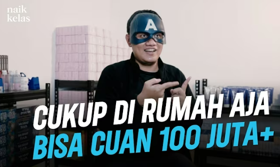 BapakKerja's tweet photo. Baru nonton Pak Adit cerita cara tembus Rp100 juta pertama dia dari marketplace.

Menurut beliau, produk itu bagus kalau di-repeat order sama pembelinya..👇

- Keluarga akademis. Orang tua dan kakak dokter. Dia pilih jalan dagang
- Bisnis travel waktu kuliah bangkrut. Rugi sampai miliaran
- Setahun menganggur. Malu sama orang tua
- Modal bangkit kira-kira Rp100 ribu, dipakai bayar kelas online
- Mulai jualan produk digital di Facebook
- Komisi pertama yang bikin percaya diri: Rp26 juta dalam sebulan
- Paginya tunjukkan ke ibu di dapur, masih pakai celana pendek
- Pindah ke toko fisik online, terburu-buru sewa kantor dan 10 karyawan. Rugi Rp100 juta di tahun pertama
- Mantranya: jangan cintai produknya. Cintai transaksinya
- Cari yang pasarnya luas, marginnya lebar, orangnya beli lagi. Skincare dan herbal contohnya
- Riset 5–10 toko terlaris. Ambil kata kuncinya, rapikan ke judul sendiri
- Toko baru butuh ulasan pertama. Minta bantuan teman atau kasih sampel
- Unggah produk atau video pendek tiap hari. Trafik organik dulu, iklan belakangan
- Target awal cukup Rp300–350 ribu per hari. Itu jalan ke Rp10 juta pertama
- Setelah sistemnya jalan, baru pakai untung untuk iklan