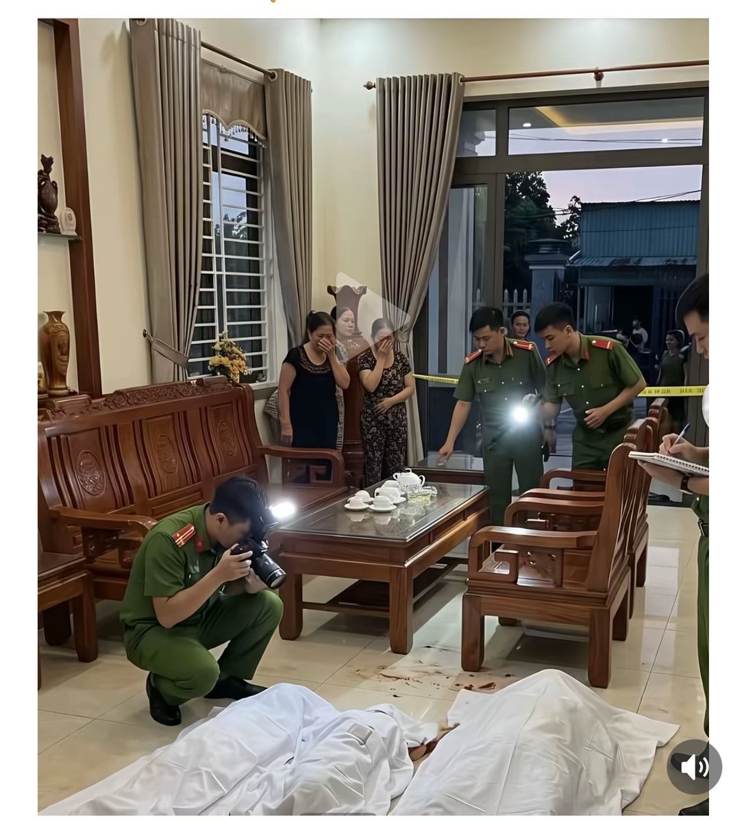 Nguyenhung2294's tweet photo. Ngày 3/9, một bầu không khí tang thương và phẫn nộ tột cùng bao trùm lấy ấp Bùi Chu (xã Bình Minh, TP Đồng Nai) khi Cơ quan Cảnh sát điều tra Công an thành phố phối hợp cùng các đơn vị nghiệp vụ phong tỏa, khám nghiệm hiện trường một vụ án mạng kinh hoàng. Chỉ vì sự cuồng tín trong tình yêu và bản tính vồ vập, một gã thanh niên đã vung dao tước đoạt mạng sống của ba mẹ con vô tội, đẩy một gia đình đang êm ấm vào thảm kịch diệt môn trong đêm tối. Điều khiến dư luận bàng hoàng và xót xa nhất chính là việc kẻ thủ ác đã ra tay tàn độc... chỉ vì vào nhầm nhà.

Theo hồ sơ vụ án và nguồn tin ban đầu, bi kịch đẫm máu xảy ra vào khoảng 1h30 rạng sáng ngày 3/9. Nghi phạm (ngụ tại phường Hố Nai) có quan hệ tình cảm với một cô gái nhưng bị gia đình nhà gái kịch liệt ngăn cản. Thay vì chứng minh bản thân, gã đàn ông lại mang theo một con dao nhọn, nuôi ý đồ đột nhập vào nhà bạn gái lúc nửa đêm để "giải quyết". Tuy nhiên, do các căn nhà phía trước đều khóa cửa kiên cố, gã đã ranh ma đi vòng ra phía sau, leo trèo và chui xuống qua khu vực giếng trời. Định mệnh nghiệt ngã thay, gã sát nhân mù quáng đã thâm nhập nhầm vào căn nhà của một gia đình hàng xóm hoàn toàn vô tội.

Khi bị gia chủ phát hiện có bóng đen đột nhập, thay vì bỏ chạy, gã thanh niên đã hóa thú. Trong cơn hoảng loạn và khát máu, đối tượng điên cuồng vung dao tấn công liên tiếp tất cả những người có mặt trong nhà. Hậu quả của cơn điên loạn là 3 sinh mạng ngây thơ đã vĩnh viễn ra đi, bao gồm người vợ (sinh năm 1990) và hai người con nhỏ (chỉ mới sinh năm 2015 và 2025). Người chồng cũng bị chém trọng thương, gục ngã trong vũng máu và hiện đang được cấp cứu tích cực tại bệnh viện. Tiếng la hét thất thanh xé toạc màn đêm đã đánh động người dân xung quanh. Công an xã Bình Minh lập tức có mặt, bủa vây hiện trường và tiến hành vận động. Biết không còn đường thoát, sau khoảng 20 phút cố thủ, đối tượng đành buông dao đầu thú.

Hình ảnh của gã sát nhân máu lạnh tại cơ quan điều tra mang tính răn đe và phẫn nộ vô cùng sâu sắc. Kẻ mang tâm địa tàn độc, mới rạng sáng nào còn hừng hực sát khí vác dao đi trả thù tình, điên cuồng đoạt mạng cả những đứa trẻ còn nằm nôi chỉ vì sự nhầm lẫn ngớ ngẩn của bản thân, thì nay mọi sự hung hãn đều đã sụp đổ tan tành. Đối diện với các điều tra viên dạn dày kinh nghiệm và bản danh sách 3 nạn nhân tử vong oan uổng, kẻ thủ ác bị bẻ gãy hoàn toàn ý chí ngông cuồng. Gã thanh niên rủ mắt cúi gằm mặt, hai tay đặt ngay ngắn trên chiếc bàn làm việc của điều tra viên để ngoan ngoãn khai nhận lại toàn bộ quá trình đột nhập nhầm nhà và ra tay tàn độc. Chỉ vì thói côn đồ và sự ngu xuẩn, gã đã tự tay đào mồ chôn tương lai của chính mình và mang trên vai tội ác trời không dung, đất không tha.

Hiện tại, lực lượng Công an đang tiếp tục đấu tranh, làm rõ từng tình tiết của vụ án mạng để đưa kẻ thủ ác ra đối diện với bản án cao nhất của pháp luật.