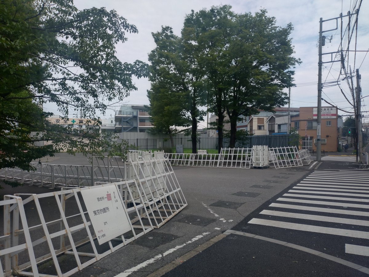 hideaki_kaneko7's tweet photo. 東京拘置所の庁舎に入る正門付近です。高速道路の向かいは荒川です。

かつて「リクルート事件」や「ゼネコン汚職事件」などをはじめ、東京地検特捜部に逮捕された被疑者が車に乗せられ、拘置所内に入るニュースの映像でお馴染みの場所です。自殺防止のためノーネクタイになります。#東京拘置所 https://t.co/QsNwEYi1Sn