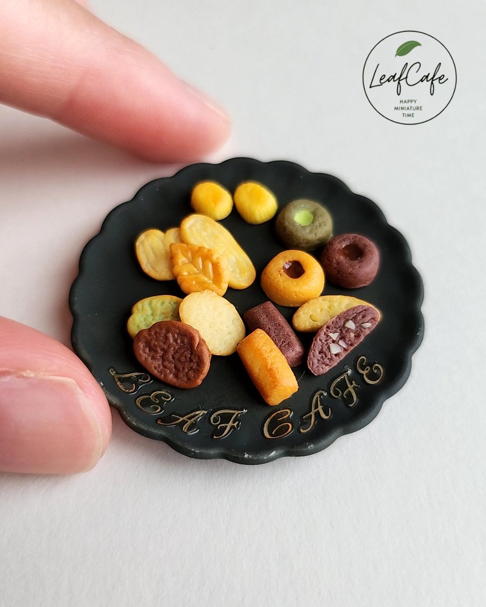 leaf_miniature's tweet photo. 今まで紹介してきた新作の焼き菓子をお皿に盛りつけました🧁

皆さんはどの焼き菓子が好きですか？
ぜひコメントで教えてください😍

私はやっぱりラスクかなあ〜✨️

ミニチュア好きな方はぜひいいね♡フォロー🎗️お願いします🍃

#ミニチュア #シルバニア #miniature #ハンドメイド #ドールハウス https://t.co/XiHGwjho2s