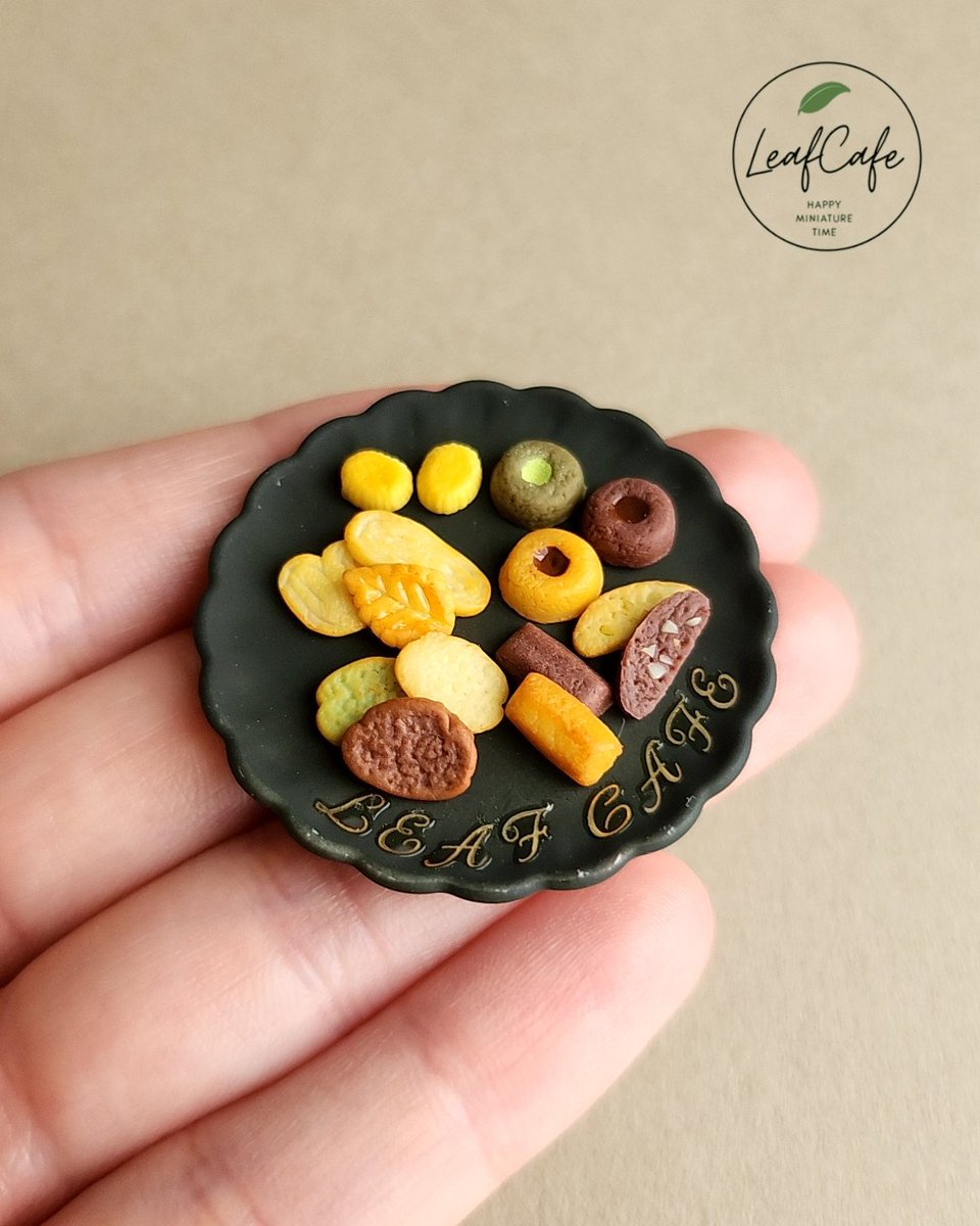 leaf_miniature's tweet photo. 今まで紹介してきた新作の焼き菓子をお皿に盛りつけました🧁

皆さんはどの焼き菓子が好きですか？
ぜひコメントで教えてください😍

私はやっぱりラスクかなあ〜✨️

ミニチュア好きな方はぜひいいね♡フォロー🎗️お願いします🍃

#ミニチュア #シルバニア #miniature #ハンドメイド #ドールハウス https://t.co/XiHGwjho2s