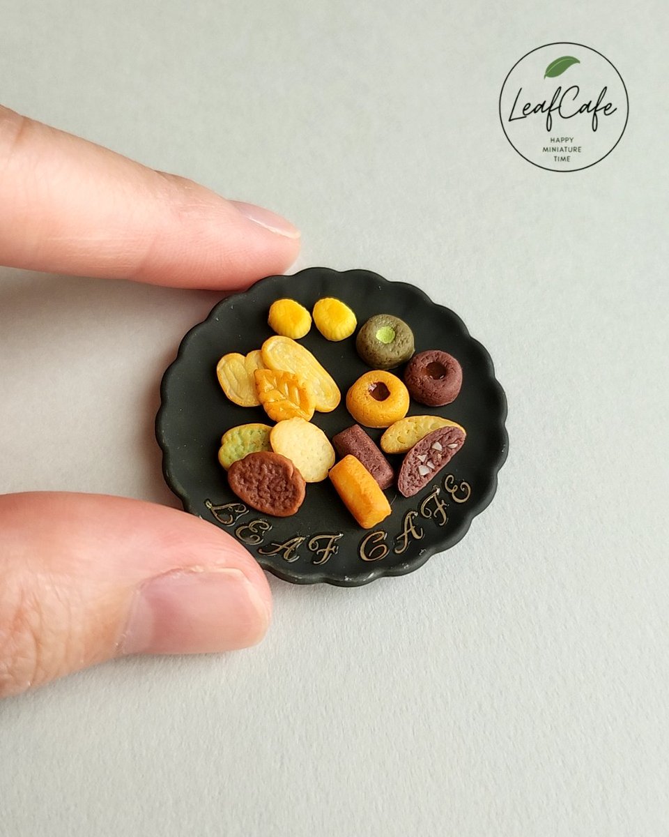 leaf_miniature's tweet photo. 今まで紹介してきた新作の焼き菓子をお皿に盛りつけました🧁

皆さんはどの焼き菓子が好きですか？
ぜひコメントで教えてください😍

私はやっぱりラスクかなあ〜✨️

ミニチュア好きな方はぜひいいね♡フォロー🎗️お願いします🍃

#ミニチュア #シルバニア #miniature #ハンドメイド #ドールハウス https://t.co/XiHGwjho2s