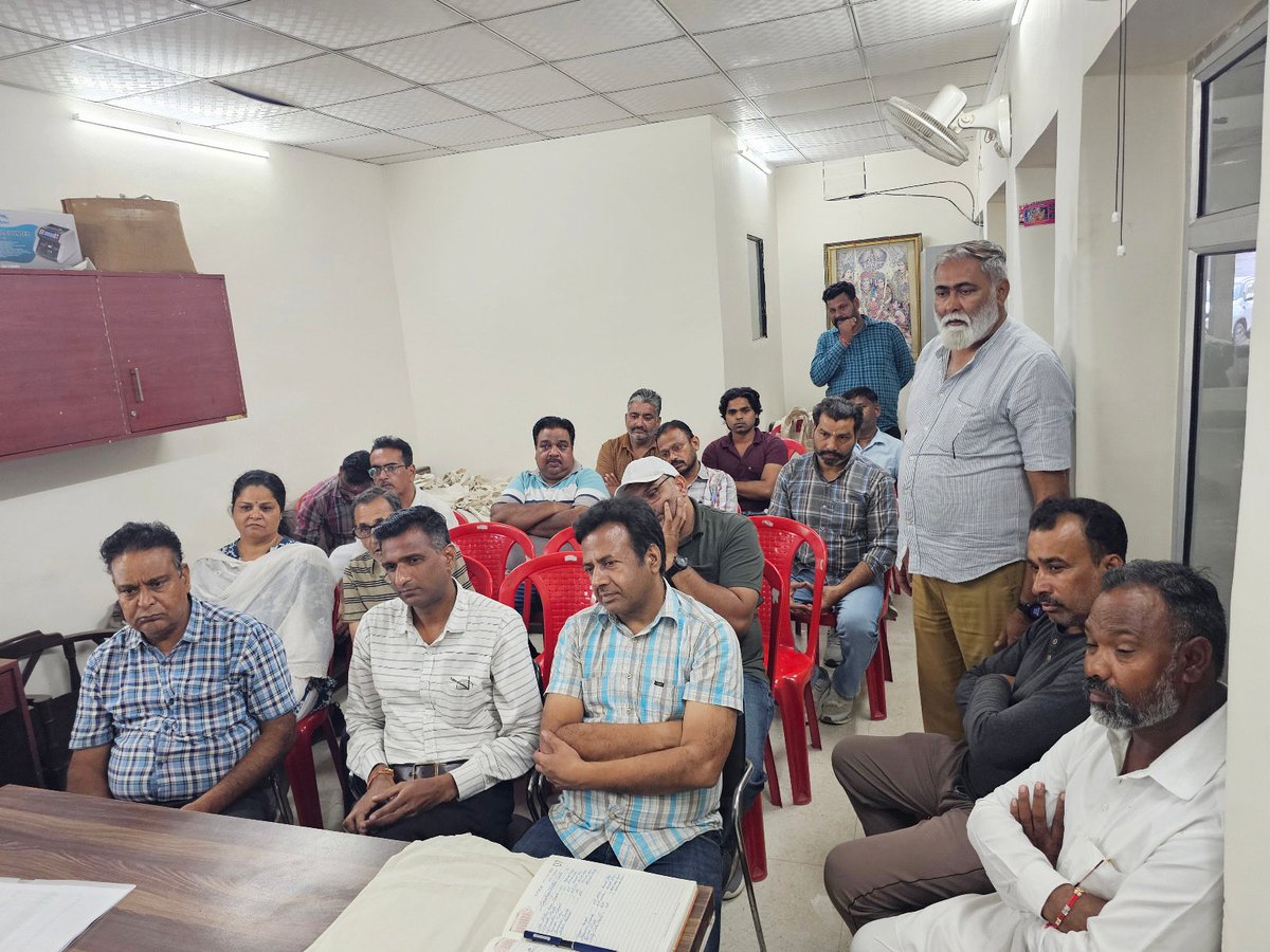 scsinglaoffice's tweet photo. ਮਾਣਯੋਗ ਪ੍ਰਧਾਨ ਮੰਤਰੀ ਸ਼੍ਰੀ ਨਰਿੰਦਰ ਮੋਦੀ ਜੀ ਦੇ 17 ਸਤੰਬਰ ਨੂੰ ਆ ਰਹੇ ਜਨਮ ਦਿਨ ਅਤੇ ਜਨਸੇਵਾ ਦੇ 25 ਸਾਲਾਂ ਨੂੰ ਸਮਰਪਿਤ ‘ਸੇਵਾ ਸੰਕਲਪ ਅਭਿਆਨ’ ਤਹਿਤ ਅੱਜ ਇੱਕ ਅਹਿਮ ਮੀਟਿੰਗ ਕੀਤੀ ਗਈ।

#SevaSankalpAbhiyan #NarendraModi #SarupChandSingla #Bathinda #bjp #BjpPunjab https://t.co/5T8F4JztyR