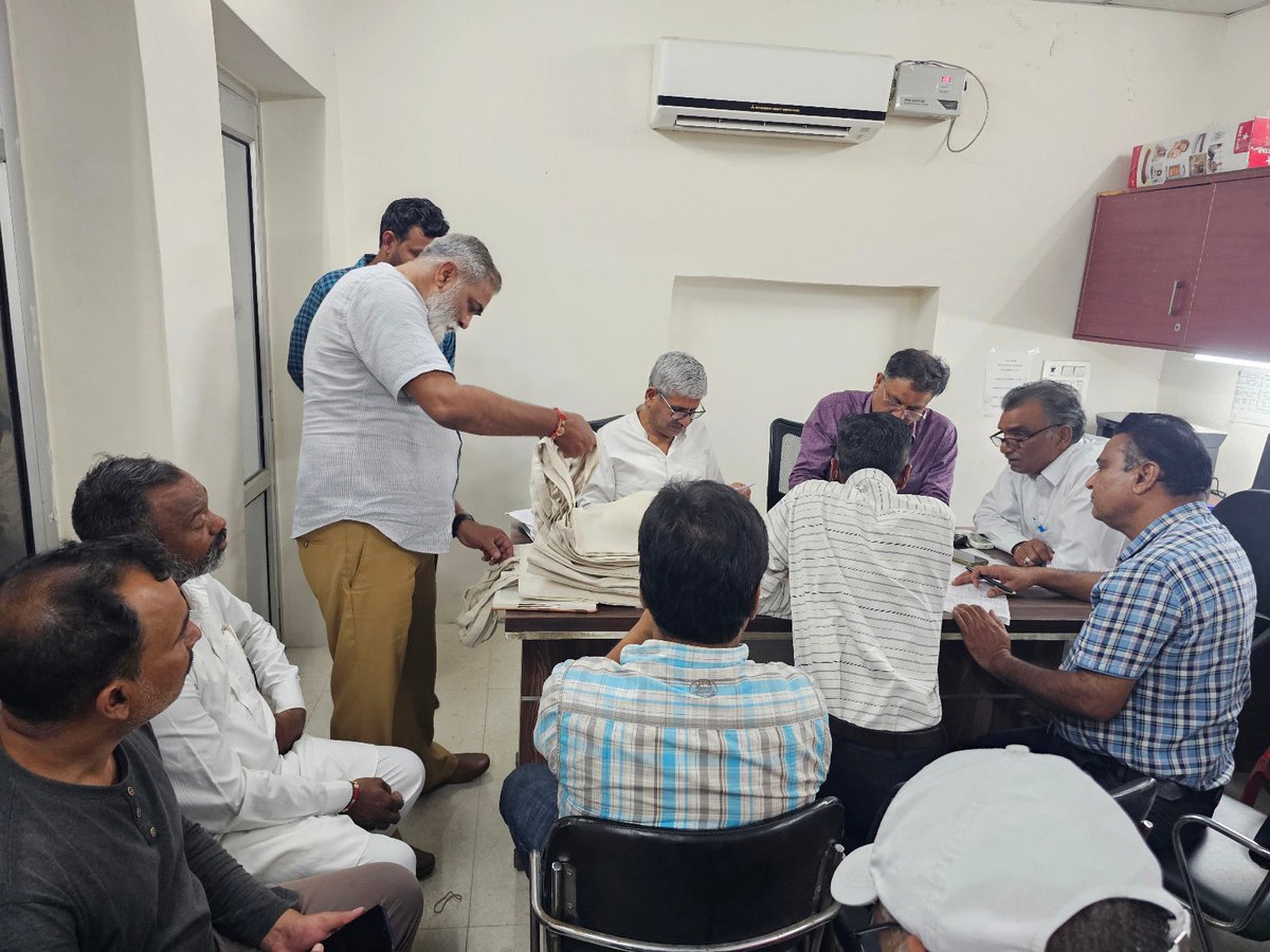 scsinglaoffice's tweet photo. ਮਾਣਯੋਗ ਪ੍ਰਧਾਨ ਮੰਤਰੀ ਸ਼੍ਰੀ ਨਰਿੰਦਰ ਮੋਦੀ ਜੀ ਦੇ 17 ਸਤੰਬਰ ਨੂੰ ਆ ਰਹੇ ਜਨਮ ਦਿਨ ਅਤੇ ਜਨਸੇਵਾ ਦੇ 25 ਸਾਲਾਂ ਨੂੰ ਸਮਰਪਿਤ ‘ਸੇਵਾ ਸੰਕਲਪ ਅਭਿਆਨ’ ਤਹਿਤ ਅੱਜ ਇੱਕ ਅਹਿਮ ਮੀਟਿੰਗ ਕੀਤੀ ਗਈ।

#SevaSankalpAbhiyan #NarendraModi #SarupChandSingla #Bathinda #bjp #BjpPunjab https://t.co/5T8F4JztyR