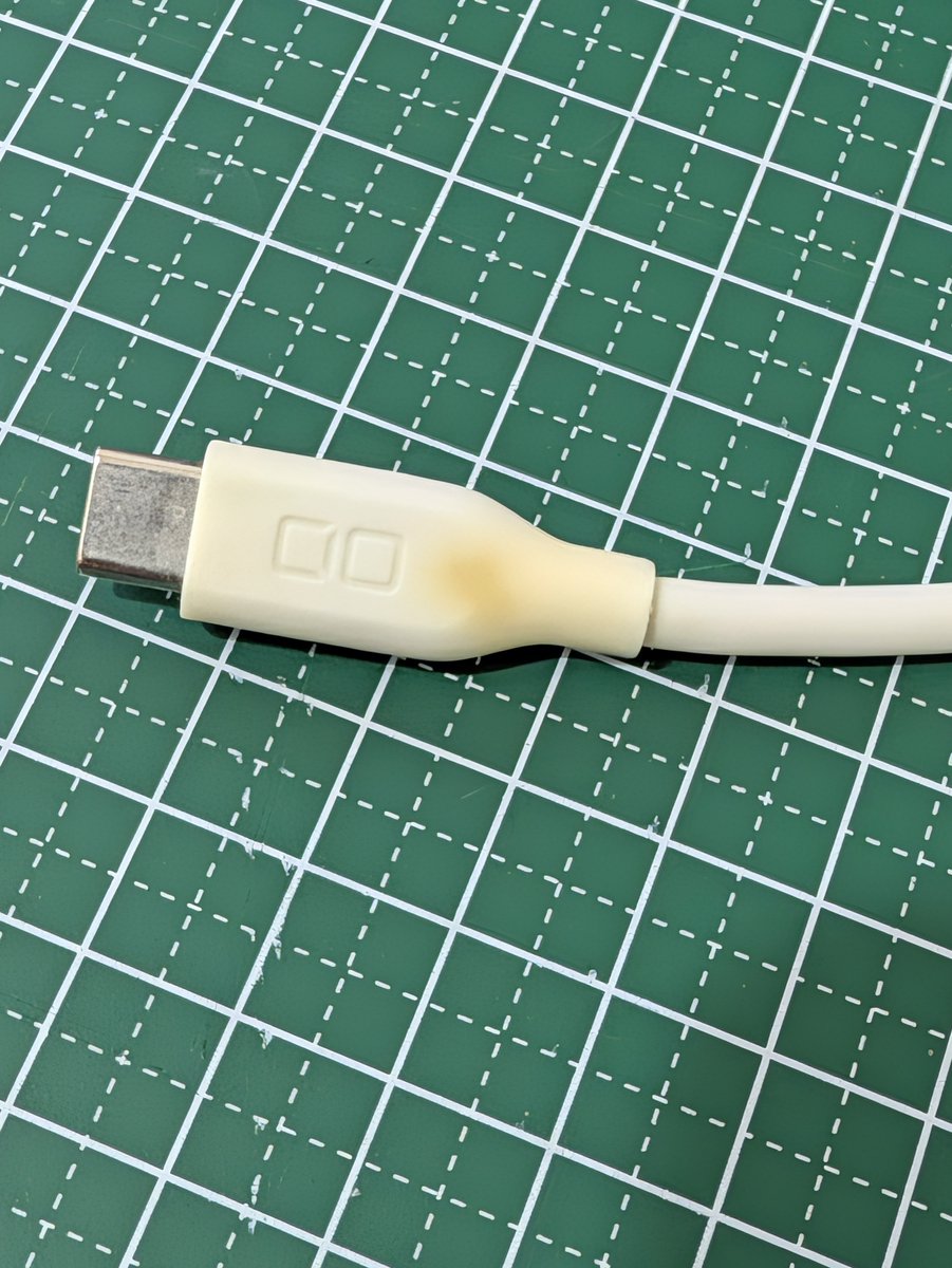 xtuaok's tweet photo. CIOのUSBケーブル焦げててこわい！ https://t.co/FlTcaVKwTI