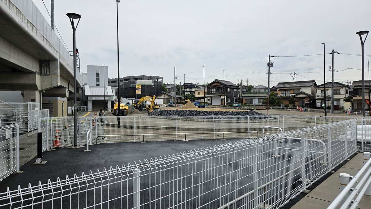 mintakao's tweet photo. 月のアタマの加木屋中ノ池駅。半田街道側のロータリーがこんもりしてました。海側の目隠しが取れてい���いよ何かしらを作るのかな。定点観測です。#太田川放電所デラックス #minenori #加木屋中ノ池 #東海市 #名鉄 https://t.co/RI5sA7MlWe