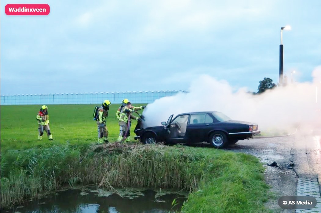 Oldtimer in brand gevlogen in Waddinxveen