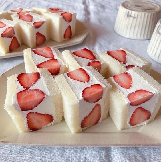 daily_dolce's tweet photo. Fluffy bread + strawberries and cream 🍓 https://t.co/TSF7jwxvcF