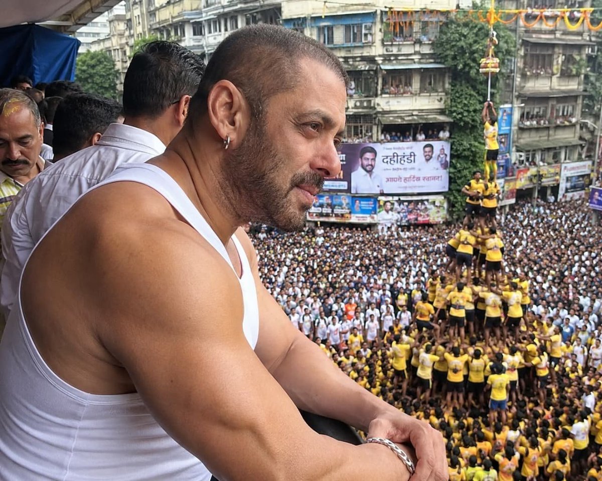SK_Rcbian's tweet photo. #Salmankhan celebrating 🎉 #Dahihandi #Happyjanmashtmi
.
.
.
 #svc63 #Monster https://t.co/wbTUk7c6Kd