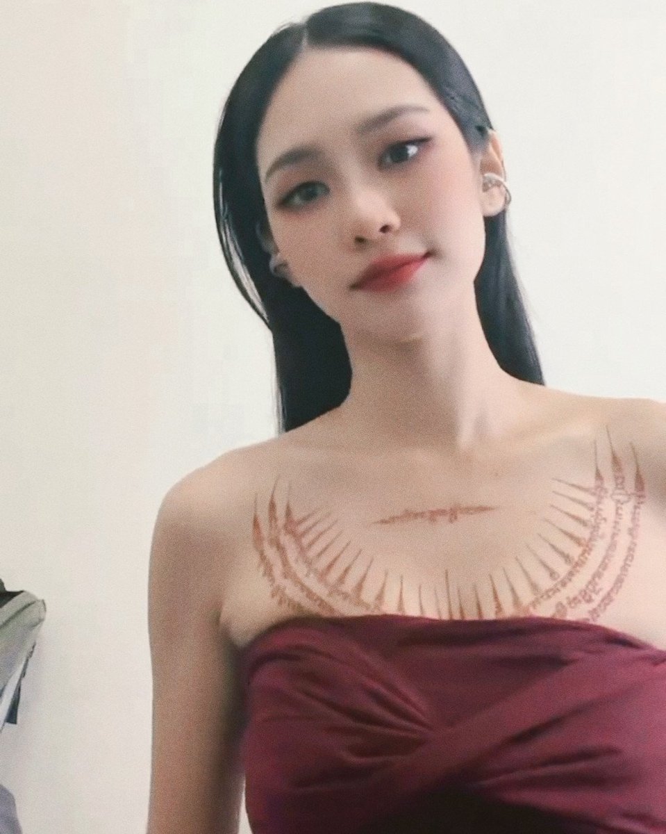 Lotusblosso's tweet photo. "อย่างผู้หมวด แค่ความงามของฉัน. .ก็พอ " 

#bintsireethorn
#ข่มขลัง https://t.co/Qp17fhLDBN