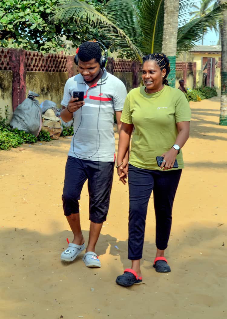 dotdamhfd's tweet photo. Good morning
My name is Faith nd this is my son oladotun
His visually impaired person,his 21
His a fresh graduate with second class upper in pol sc, his into data analysis, coding, web designing etc
If you can give him a job esp virtual, he has a good laptop, phone and network 🙏 https://t.co/7s9e6zhXuN