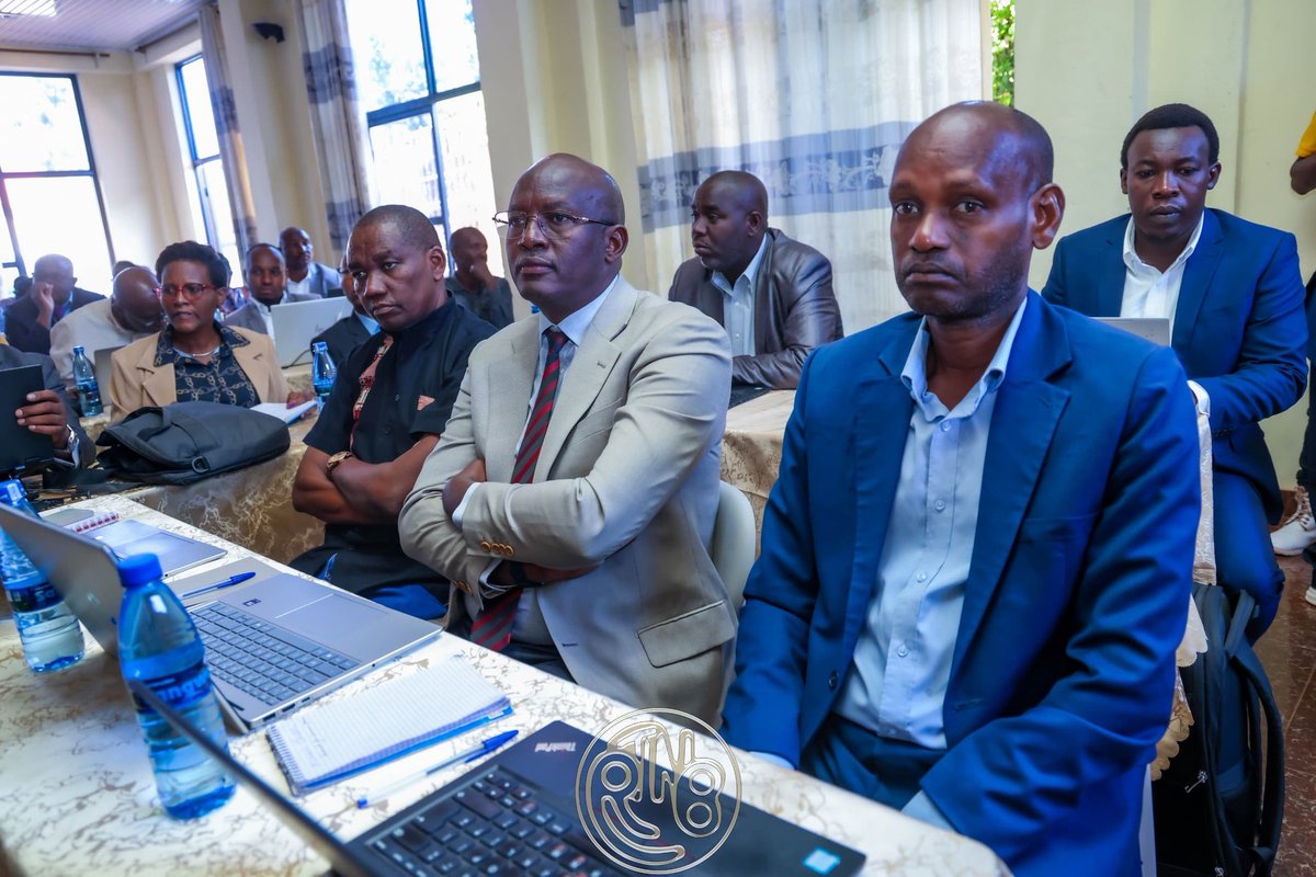 CNC_BURUNDI's tweet photo. Le CNC participe à une retraite organisée par @MinCoMedia réunissant les partenaires dans la mise en oeuvre de la vision 2040-2060 et la promotion de l'image de marque du #Burundi, notamment les médias. Le but est d'échanger sur le rôle de chacun dans l'accéleration des actions. https://t.co/6rwiLYjWCr