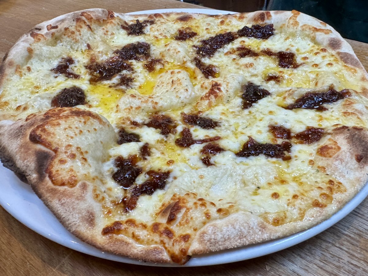 StickyBeakBlog's tweet photo. Twenty-six years in and The Village Inn at Marehay is still going strong! 🍕

We returned for Mummy Bird’s birthday and enjoyed superb wood-fired pizzas, knockout garlic bread and indulgent desserts.

Read our review 👇
https://t.co/vNlCdjAIaw https://t.co/BdWi0vhTUH