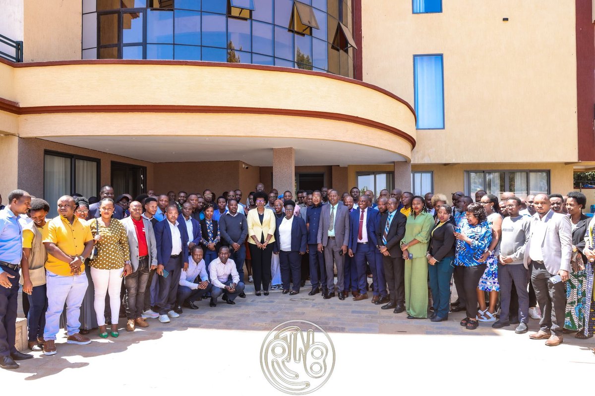CNC_BURUNDI's tweet photo. Le CNC participe à une retraite organisée par @MinCoMedia réunissant les partenaires dans la mise en oeuvre de la vision 2040-2060 et la promotion de l'image de marque du #Burundi, notamment les médias. Le but est d'échanger sur le rôle de chacun dans l'accéleration des actions. https://t.co/6rwiLYjWCr