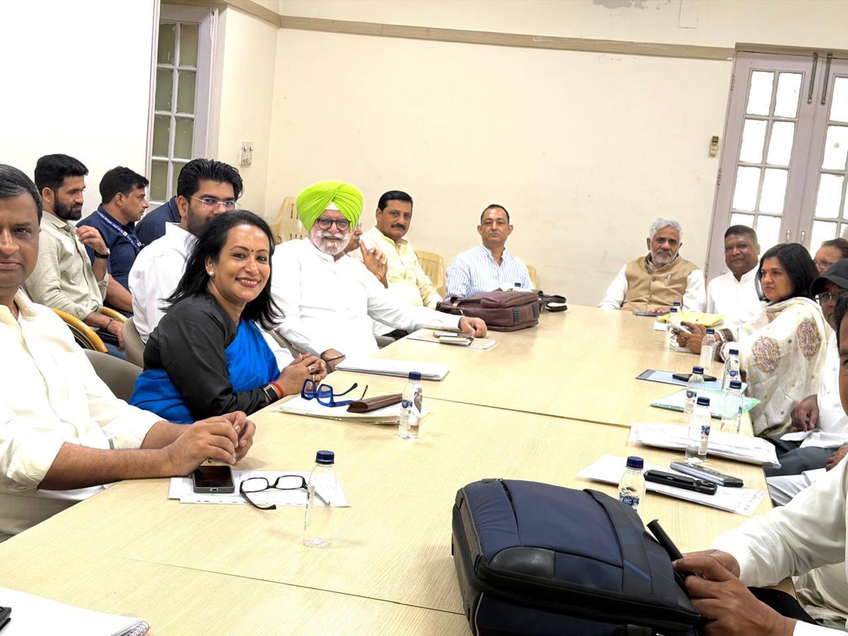 ErMammanKhan's tweet photo. आज 24 अकबर रोड स्थित AICC कार्यालय में संगठन सृजन अभियान के तहत करगिल एवं द्रास के लिए DCC अध्यक्षों के चयन संबंधी अपनी रिपोर्ट प्रस्तुत की।

इस संबंध में आज आदरणीय श्री के.सी. वेणुगोपाल जी, आदरणीय श्री नासिर हुसैन जी, सांसद एवं लद्दाख के AICC महासचिव एवं प्रभारी के साथ महत्वपूर्ण बैठक हुई। बैठक में करगिल एवं द्रास में संगठन की वर्तमान स्थिति, कार्यकर्ताओं से प्राप्त फीडबैक तथा DCC अध्यक्ष पद के लिए प्राप्त सुझावों एवं अनुशंसाओं पर विस्तार से चर्चा की गई और अपनी रिपोर्ट प्रस्तुत की।
@INCIndia
