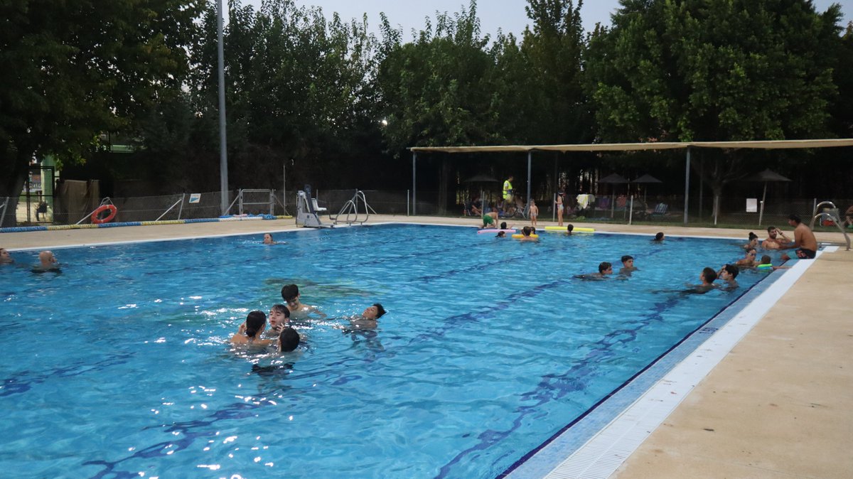 AytoGines's tweet photo. 💦 Gines combate el calor nocturno con una nueva ‘Noche Blanca’ en la Piscina.
➡️ Desde @DeportesGines se ofrece así a la ciudadanía una alternativa refrescante ante las altas temperaturas nocturnas, como las que padecemos en estos días.
ℹ️ Más info: 
https://t.co/20KMwbup77 https://t.co/SmYLN9X1z9