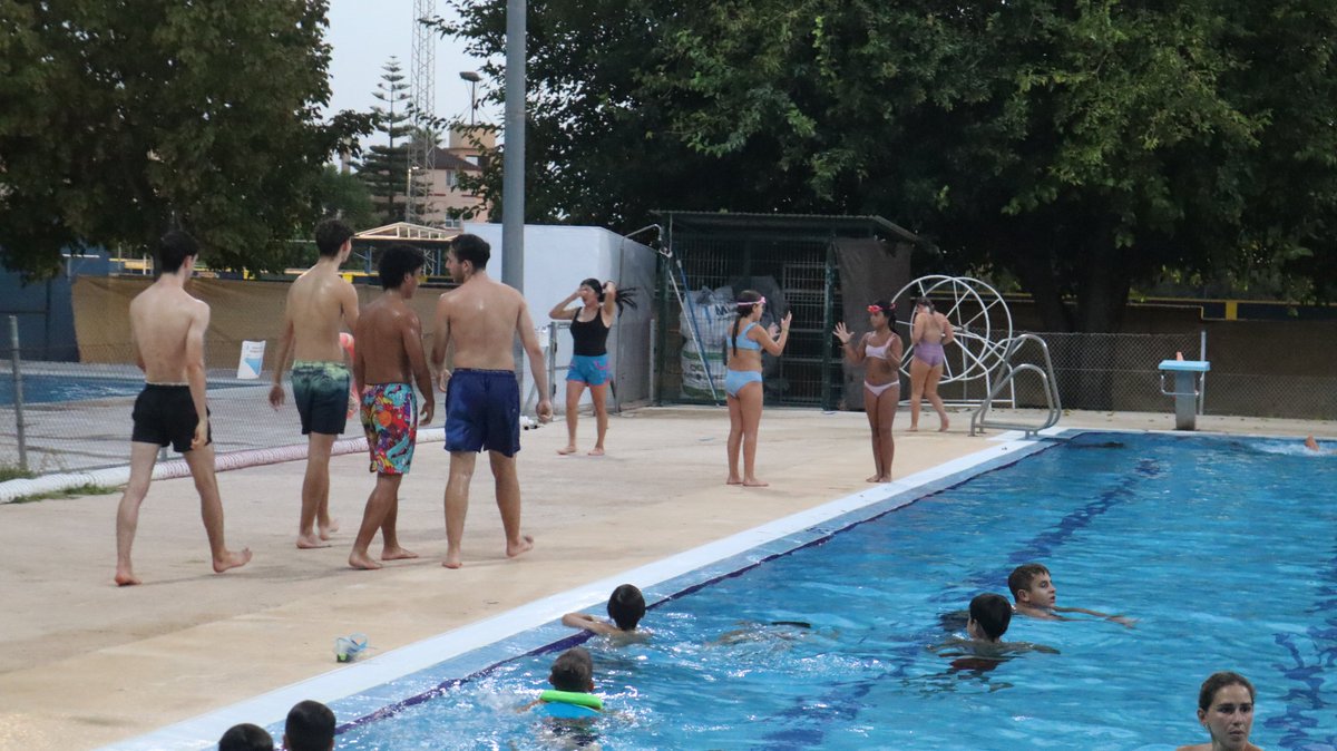 AytoGines's tweet photo. 💦 Gines combate el calor nocturno con una nueva ‘Noche Blanca’ en la Piscina.
➡️ Desde @DeportesGines se ofrece así a la ciudadanía una alternativa refrescante ante las altas temperaturas nocturnas, como las que padecemos en estos días.
ℹ️ Más info: 
https://t.co/20KMwbup77 https://t.co/SmYLN9X1z9