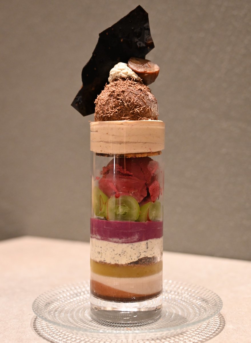 sapporo_talk's tweet photo. 明日5日、大丸札幌店地下1階にリニューアルオープンする「パフェ、珈琲、酒、佐藤/佐藤堂」を取材。手作りアイスクリーム約20種類のテイクアウト販売を新たに始め、大丸店限定の秋らしいパフェ（数量限定）も登場するなど魅力満載です。＃札幌　＃シメパフェ　＃パフェ佐藤 https://t.co/LqZ3y741rv