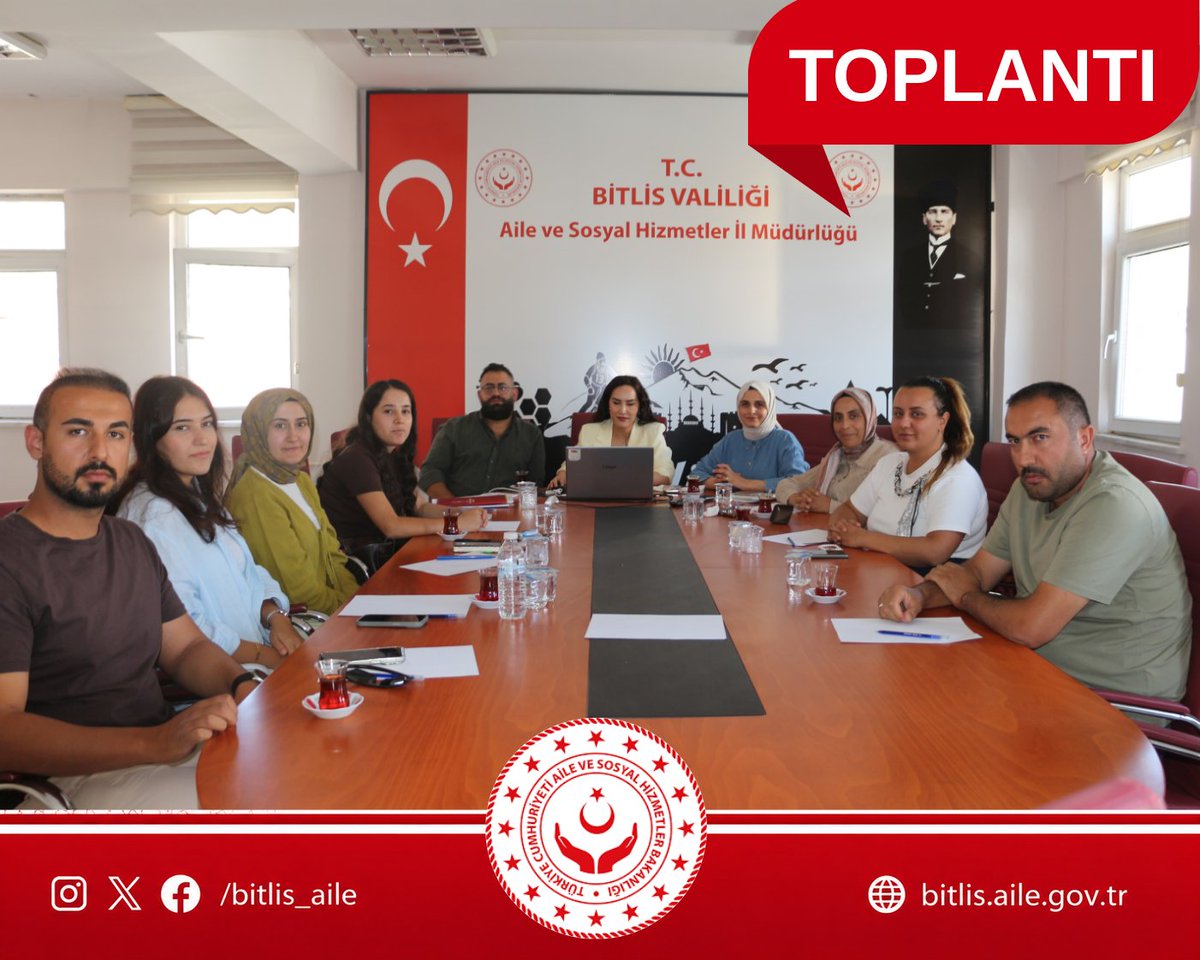 bitlis_aile's tweet photo. 📍ŞÖNİM Hizmetleri Eğitim ve Değerlendirme Toplantısı Gerçekleştirildi

İl Müdürlüğümüz Kadın Hizmetleri Birimi koordinesinde, kadın hizmetleri alanında daha önce görev yapan ve yeni açılan Sosyal Hizmet Merkezlerimizde irtibat noktalarında görev alan personelimize yönelik Şiddet Önleme ve İzleme Merkezi (ŞÖNİM) hizmetleri konusunda eğitim gerçekleştirildi.

ŞÖNİM personelimiz tarafından verilen eğitimde; ŞÖNİM’in görev ve sorumlulukları, sunulan hizmetler, başvuru ve yönlendirme süreçleri ile kurumlar arası iş birliği ve koordinasyon konularında bilgilendirme yapıldı.

Eğitim sonunda, sahada karşılaşılan sorunlar, ihtiyaçlar ve uygulamada yaşanan güçlükler ele alınarak çözüm önerileri üzerine görüş alışverişinde bulunuldu.

Kadınların güçlendirilmesi, şiddetin önlenmesi ve kadınlara sunulan hizmetlerin daha etkin ve koordineli şekilde yürütülmesi amacıyla çalışmalarımız devam etmektedir.
@tcailesosyal @BitlisValiligi @ksgm_ashb
