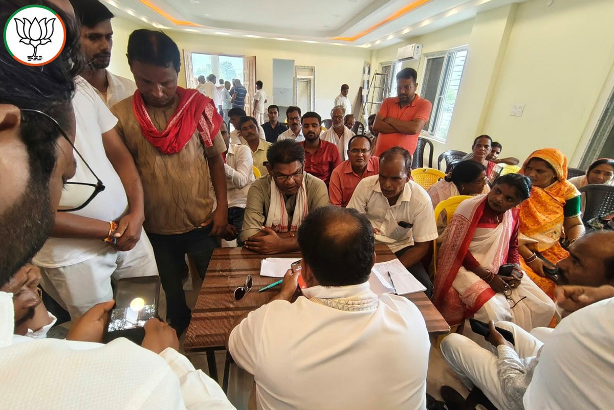 PNPathakBJP's tweet photo. आज कसया बाड़ी पूल स्थित अपने आवास पर क्षेत्र से पधारे देवतुल्य जनता जनार्दन, पार्टी पदाधिकारियों एवं कार्यकर्ता बंधुओं एवं शिक्षकगणों से भेंट कर उनकी समस्याओं,शिकायतो एवं आवश्यकताओं को सुना तथा उनके शीघ्र निराकरण हेतु संबंधित अधिकारियों को आवश्यक कार्यवाही के निर्देश दिए। https://t.co/IE9Tssn4Ob