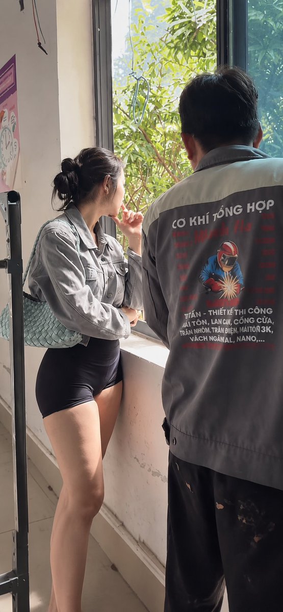 jessicaphungfit's tweet photo. Một công thức phối đồ mình dùng rất nhiều:

một phần ôm + một phần thoải mái.

Áo ôm với quần rộng, hoặc áo rộng với phần dưới gọn hơn.

Không phải quy tắc bắt buộc, nhưng nó giúp outfit có điểm nhấn mà tổng thể vẫn dễ nhìn.

Đặc biệt những hôm không biết mặc gì, cách này cứu mình khá nhiều
