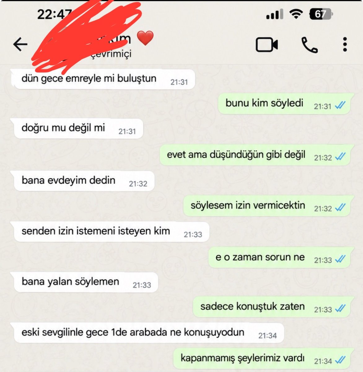 haberGBT's tweet photo. Sevgilisini aldattığı ortaya çıkan genç kadın, kendisini savunmak için söylediği sözlerle erkek arkadaşını daha da sinirlendirdi

👨🏻: dün gece emreyle mi buluştun

👩🏻: bunu kim söyledi

👨🏻: doğru mu değil mi

👩🏻: evet ama düşündüğün gibi değil

👨🏻: bana evdeyim dedin

👩🏻: söylesem izin vermicektin

👨🏻: senden izin istemeni isteyen kim

👩🏻: e o zaman sorun ne

👨🏻: bana yalan söylemen

👩🏻: sadece konuştuk zaten

👨🏻: eski sevgilinle gece 1de arabada ne konuşuyodun

👩🏻: kapanmamış şeylerimiz vardı

👨🏻: 2 yıldır benimle birliktesin neyin kapanmamış şeyi

👩🏻: sarhoştu bi de öptü beni

👨🏻: ne

👩🏻: ben öpmedim o öptü

👨🏻: sonra kalkıp gittin mi

👩🏻: hayır

👨🏻: neden

👩🏻: ağlıyodu o halde bırakamadım

👨🏻: ahahahahah

👩🏻: gülünecek bi şey yok

👨🏻: haklısın çocuğa ayıp olmasın

👩🏻: bak yine yanlış anlıyosun

👨🏻: yok bu sefer gayet doğru anladım

👩🏻: ne anladın

👨🏻: sevgilim değilmişsin emrenin sosyal hizmet uzmanıymışsın
