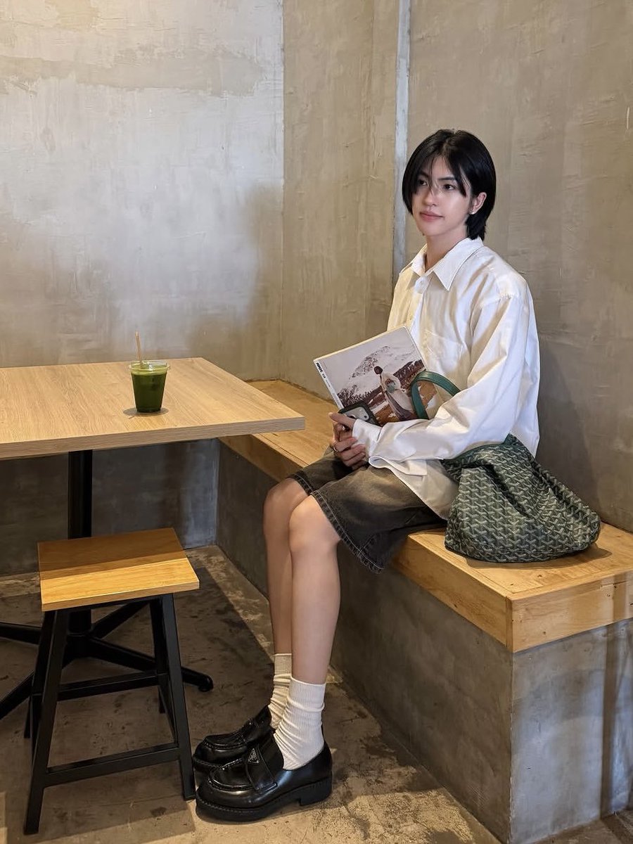 Huanhuanrr's tweet photo. รองเท้าคู่เดิมอีกแล้วนะคะ🤏🏻
#LatteKim https://t.co/fPzAQTzbKM