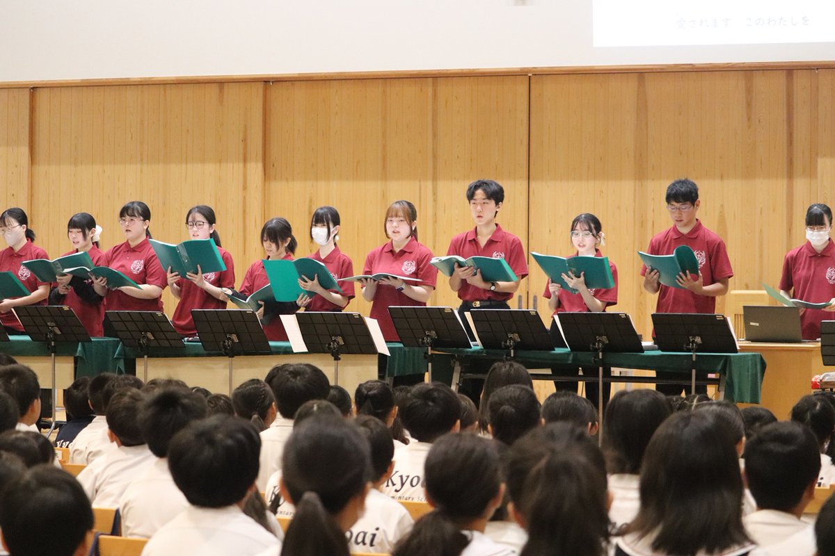 KyoaiES's tweet photo. ９月４日（金）
前橋国際大学の聖歌隊のみなさんが礼拝に来てくださいました♪
讃美歌を一緒に歌った後は、「花は咲く」をトーンチャイムと琴で演奏。美しい音色に、子どもたちは目を輝かせながら、じっと耳を傾けていました。素敵なひとときをありがとうございました♪ https://t.co/MYxyrmL2KG