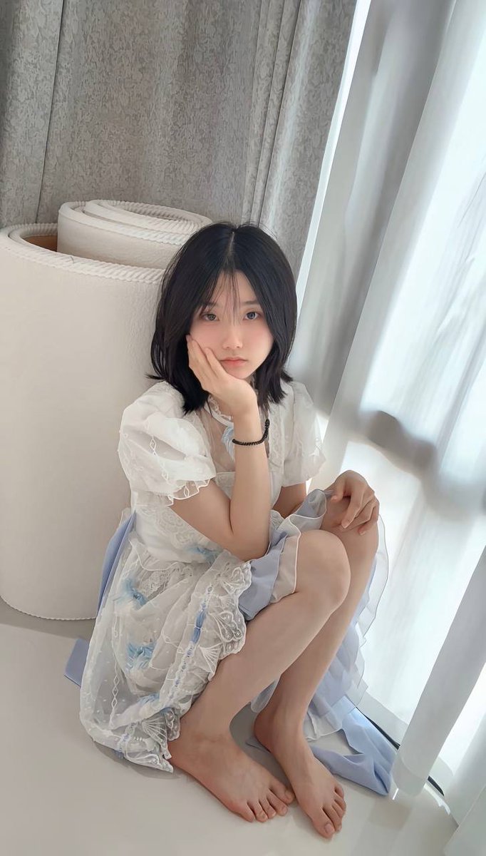 lois_52617's tweet photo. 看着我，你也会打个冷颤是吗？ https://t.co/JO5kagDPoN
