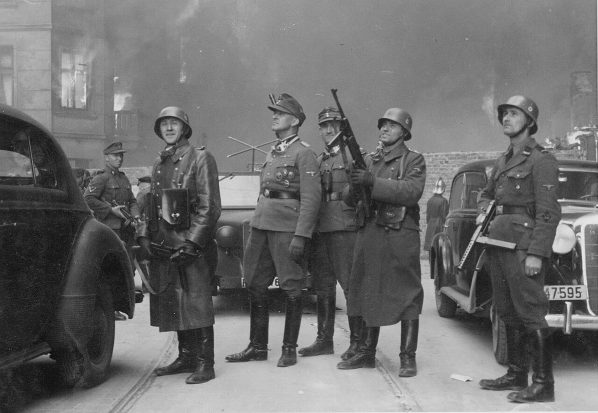 ZaZdzislaw's tweet photo. SS-Gruppenführer Jürgen Stroop przygląda się likwidacji Warszewer geto-ojfsztand
וואַרשעווער געטאָ־אויפֿשטאַנד,
Premier Netanjahu koordynuje zniszczenie #Gazy
https://t.co/y3JkmSt85k
Jakoby żydom więcej wolno!! https://t.co/uPLm6qaCzV
