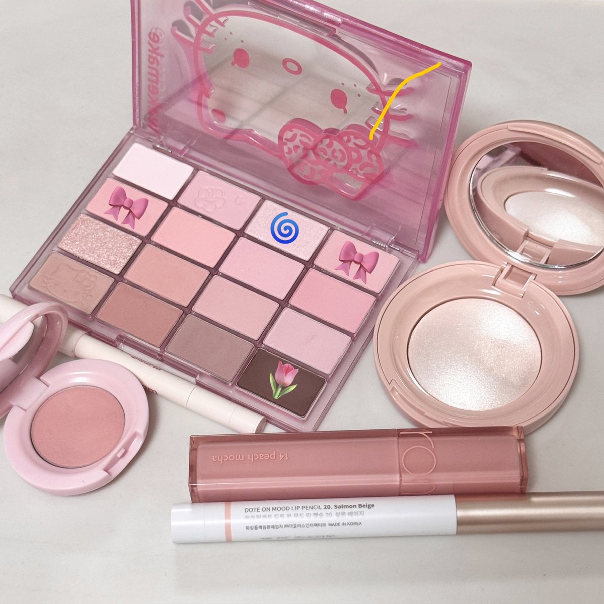 cosmejeple's tweet photo. @romand_kr @banilaco_kr @3CE_kr_official @espoir_story @colorgramtok @etudeplay @wonjungyo_of_jp @naming_cosmetic @official_CLIO @Muzigae_Mansion @CanmakeTokyo #motd #플오티디
 
올영에서 제일 먼저 산 것은 ,,
웨메 키티팔레트 핑크라이크블러링 🎀 앤나
투크 밀키살구 🍑

그리고 요즘 제일 자주 쓰는 레어뷰티의 엔라이튼 !! 진짜 아름다운 하이라이터세요

립은 하트퍼센트와 롬앤의 피치모카로 ♡.., https://t.co/ooTCjsS2Dr