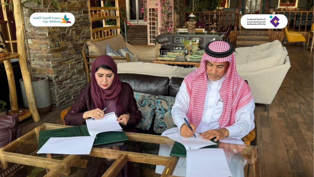 ksa_safa_'s tweet photo. تم يوم أمس الخميس الموافق 3سبتمبر 2026م، توقيع اتفاقية شراكة، حيث وقعت سعادة رئيس مجلس ادارة الجمعية السعودية للفنون التشكيلية د. هناء الشبلي مع سعادة رئيس جمعية التنمية الأهلية بمحافظة مرات الأستاذ عبدالله المجلي @MaratTanmiyah 
في خطوة تهدف إلى توسيع أثر الفن التشكيلي وتعزيز حضوره في مختلف المناطق والمحافظات.
وتسعى الشراكة إلى توظيف الفنون التشكيلية في تحقيق الأهداف المشتركة، ودعم الفنانين والفنانات، واكتشاف المواهب الفنية وتنميتها، من خلال برامج وورش فنية ومعارض ومسابقات ومبادرات مشتركة.

#الفن_التشكيلي
#الجمعية_السعودية_للفنون_التشكيلية
#نكبر_ويكبر_معنا_الفنان_التشكيلي
#موهبة
#الرياض
@MOCSaudi
@ncnp_sa