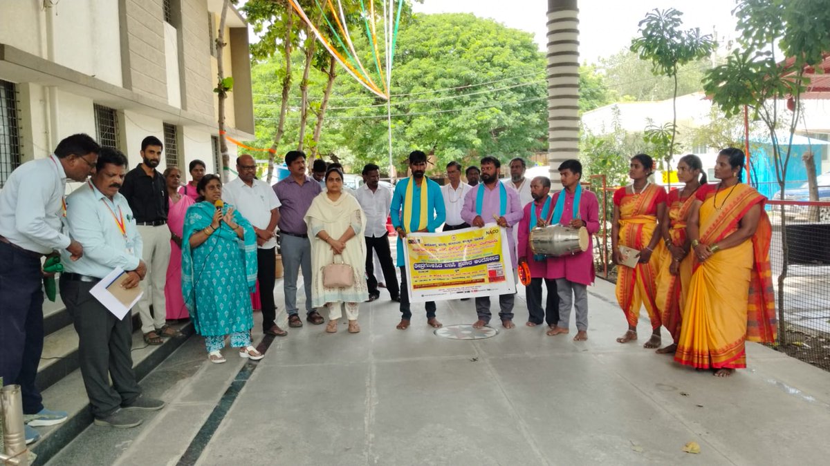RAICHUR_DAPCU's tweet photo. ಜನಪದ ಕಲಾ ತಂಡಗಳ ಮೂಲಕ ಎಚ್ಐವಿ ಹರಿವು ಕಾರ್ಯಕ್ರಮಗಳನ್ನು ನಡೆಸಲು ಮಾನ್ಯ ಆರೋಗ್ಯ ಮತ್ತು ಕುಟುಂಬ ಕಲ್ಯಾಣ ಅಧಿಕಾರಿಗಳಾದ ಡಾII ನಂದಿತಾ ಮೇಡಮ್ ಅವರು ಉದ್ಘಾಟಿಸಿದರು ಡಾII ಯಶೋಧ ಜಿಲ್ಲಾಧಿಕಾರಿಗಳು ಮತ್ತು ಇತರೆ ಕಾರ್ಯಕ್ರಮ ಅಧಿಕಾರಿಗಳು ಭಾಗವಹಿಸಿದ್ದರು. https://t.co/xJTaTbMNJF