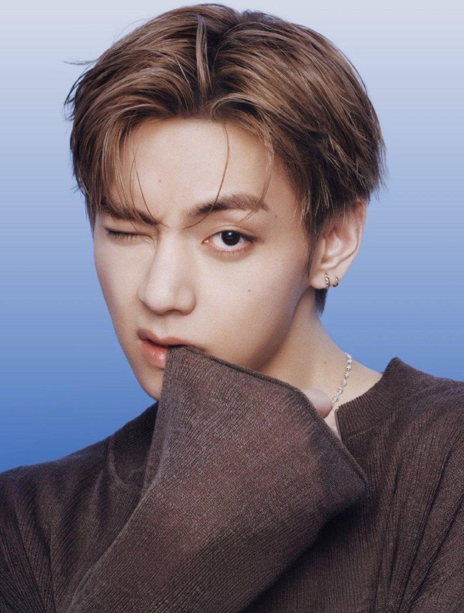thvismuse's tweet photo. proof that it was never about the hair colour, but his godly visuals https://t.co/a1qnrhCRPw