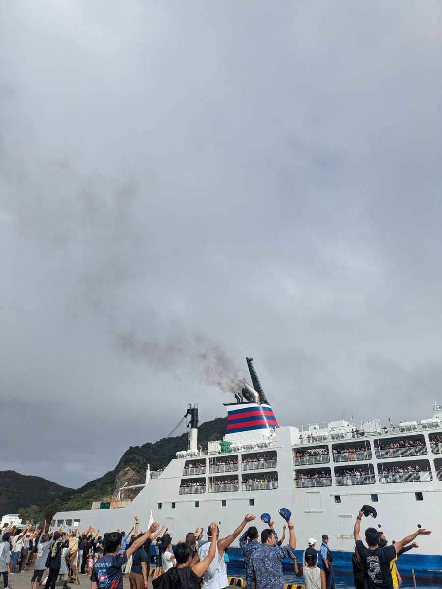 vlg_ogasawara's tweet photo. 本日出港日🚢✨
おがさわら丸は竹芝へ向けて出発しました🕊️

大きな雲の下での出港になりましたが、船が出た後すぐに通り雨が🌧️
出発を待っていてくれたかのようですね🤗
本土の方も天候が不安定とのことで、竹芝からご自宅までもお気を付けください⚠️

また小笠原でお会いできますように🥰 https://t.co/C7YtYr5yxu