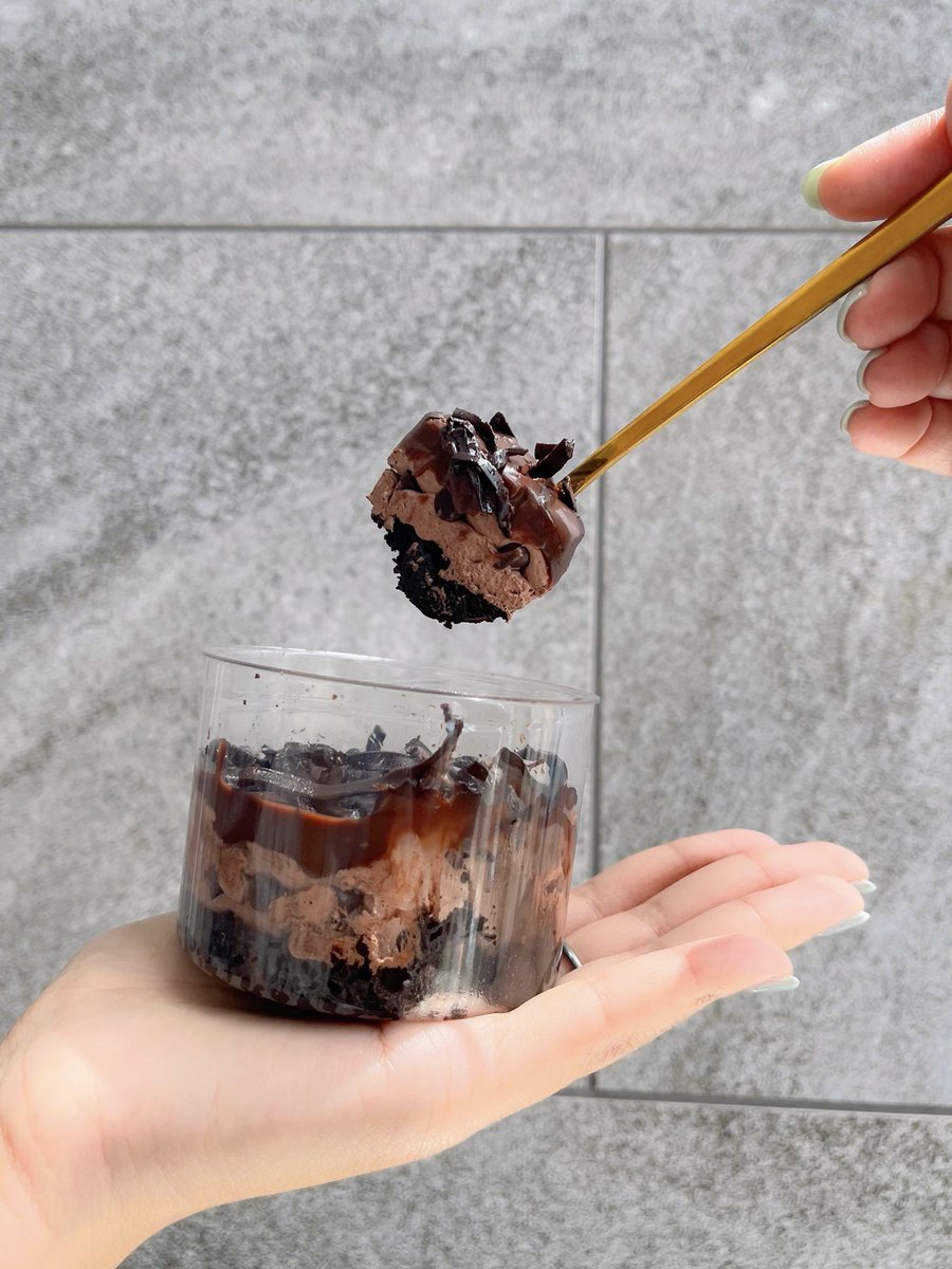 fourthball_ntw's tweet photo. 🍰🍫🤎 #AMY x #โกโก้ในตำนาน = #โกโก้มูสช็อกโกแลตเค้ก

a-my X โกโก้ในตำนาน จับมือกันครั้งแรก! แจ้งเกิดเมนูใหม่เอาใจสายช็อกโกแลตแบบโปรแม็ก! 💥 พร้อมเปิดตัว “โกโก้มูสช็อกโกแลตเค้ก” 💥

ปรากฏการณ์ครั้งใหม่ของ #เฮียตู๋ กับสายขนมหวาน เมื่อแบรนด์เบเกอรี่ในตำนานอย่าง a-my จับมือกับแบรนด์โกโก้ที่ไวรัลบนโลกโซเชียลอย่าง “โกโก้ในตำนาน” ร่วมกันรังสรรค์เมนูใหม่ที่งานนี้บอกเลยว่า สายช็อกโกแลตมีเรื่องให้เสียอาการแน่นอน🫣

เมื่อความนุ่มละมุนตามแบบฉบับของ a-my มาเจอกับความเข้มข้นของช็อกโกแลตในสไตล์โกโก้ในตำนาน งานนี้เลยกลายเป็นการรวมตัวของความนุ่ม ความละมุน และความเข้มข้นแบบจัดเต็มในกล่องเดียว

บอกก่อนเลยว่าอันนี้เค้าไม่ได้มาเล่นๆ เพราะคำแรกอาจจะเป็นแค่การลองชิม แต่คำต่อไปเริ่มไม่แน่แล้วว่าจะหยุดได้ที่ตรงไหน🤤 เพราะกล่องเดียวไม่พอ เตรียมใจไว้สำหรับกล่องสอง และกล่องสามกันเลยนะคะ🤣

🍰🍫🤎 โกโก้มูสช็อกโกแลตเค้ก
💰 ราคาเพียง 39 บาท เท่านั้น‼️

ราคานี้ตั้งใจทำมาให้ความอร่อยระดับตำนานเป็นเรื่องที่ทุกคนสามารถเข้าถึงได้อย่างง่ายดาย ไม่ว่าจะวัยไหน เพศไหน หรือเป็นสายหวานระดับไหน ก็สามารถเดินเข้ามาลองชิมกันได้แบบไม่ต้องคิดคำนวน มีแต่จะวนกลับมาซื้อซ้ำแล้วซ้ำอีก🤩

📍 วางจำหน่ายแล้วตั้งแต่วันนี้เป็นต้นไป
ที่ CJX และ CJ MORE ทั่วประเทศ
เป็นถึงระดับตำนานทั้งที พี่จะมาเล่นๆได้ไง😉

📋 ข้อมูลโภชนาการต่อ 1 กล่อง
พลังงานทั้งหมด 320 กิโลแคลอรี
น้ำตาล 20 กรัม
ไขมัน 20 กรัม
โซเดียม 100 มิลลิกรัม

🚨🚨🚨 คำเตือน สินค้าควร “แช่เย็น”
สินค้านี้อาจทำให้เกิดอาการ “กล่องเดียวไม่พอ” ได้ในบางบุคคล โดยเฉพาะในกลุ่มผู้ที่มีความไวต่อช็อกโกแลตและขนมหวานเป็นพิเศษ “กรุณาพิจารณาซื้อกล่องที่สองไว้ตั้งแต่แรก” เพื่อลดการเดินวนกลับเข้าร้านซ้ำ 🤣

📝 หมายเหตุ
อย่าลืมขยับร่างกายเพื่อสร้างการบาลานซ์ความสุขกับสุขภาพที่ดีนะคะ😝

#AMY #โกโก้ในตำนาน #เฮียตู๋ในตำนาน #ต้าห์อู๋
#โกโก้มูสช็อกโกแลตเค้ก #CJMORE #CJX