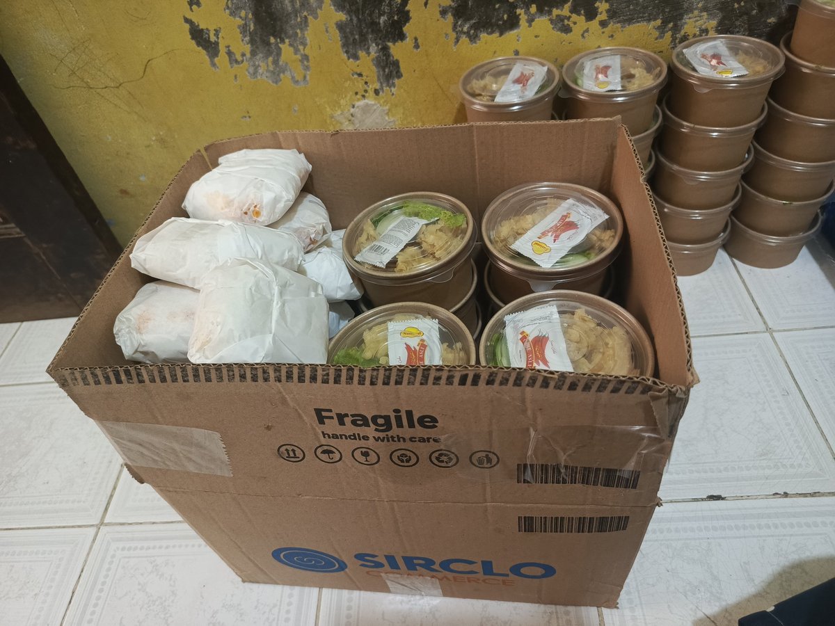 favoojekey's tweet photo. Alhamdulillah jumat berkah hari ini titipan dari kakak-kakak donatur total 41 rice bowl dan 51 nasi cokot sudah dibagikan ke masjid & untuk pekerja dijalan, terimakasih banyak untuk semua kakak donatur @562side @ibunisme @Tenderlyot @coffeematsha @summerchyl @whalesgice_ @yasudahnun @iloveyoutiii_ dan kakak2 baik lainnya yg tidak bisa aku tag🤍 semoga kebaikan kakak-kakak dibalas berkali2 lipat aamiin🤲 semoga menjadi berkah untuk kakak2 semua aamiin🤲
