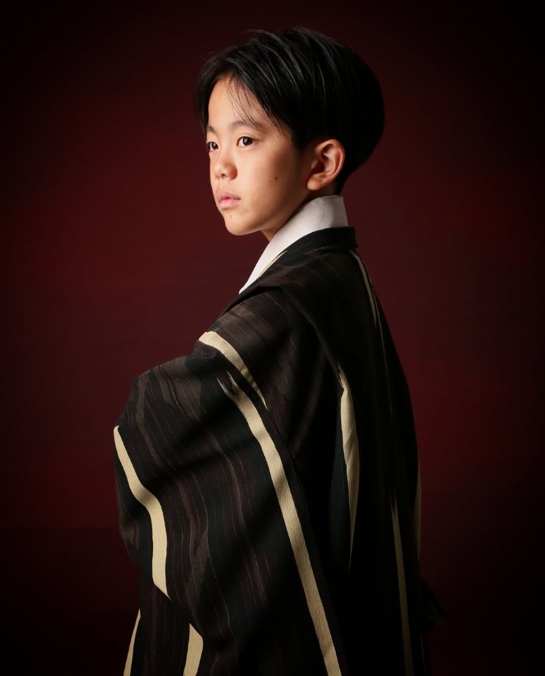 yakushi_studio's tweet photo. 🌸 小学校卒業式 男子袴 ご予約受付中 🌸

卒業式は、ちょっぴり大人になった姿を残せる特別な日。

人気の男子袴で、いつもとは違う凛々しい姿を写真に残しませんか？

薬師スタジオでは、古典柄からシンプルでかっこいいデザインまで、男の子に人気の袴をご用意しています。 https://t.co/N0qG02yh3I