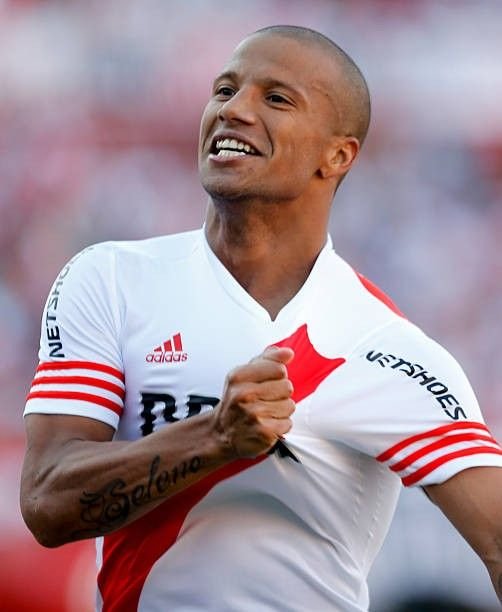 blancco10's tweet photo. Te gustaría que vuelva Carlos Sánchez a River?

 -Sí
-No https://t.co/LMYEkdNh4F
