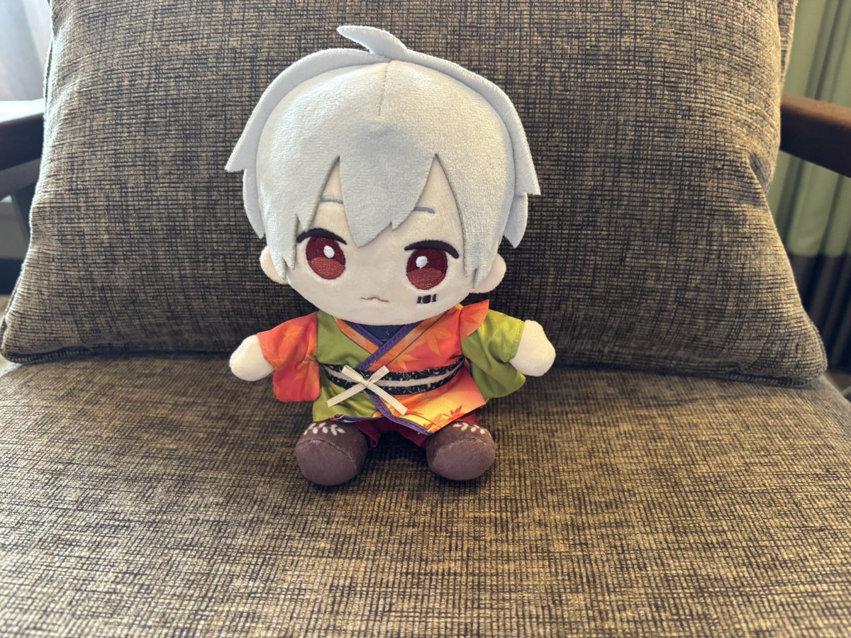 flyd_potato's tweet photo. 最後に、ホテルで撮ったぬい達の写真を供養しておきます
左から
画面の中の本人から見られているまぬ、スヤスヤまぬｽﾞ、椅子占領まぬ、全てがぼやけた結果ラスボスみたいになったまぬ、となっております https://t.co/izqOehLAh2
