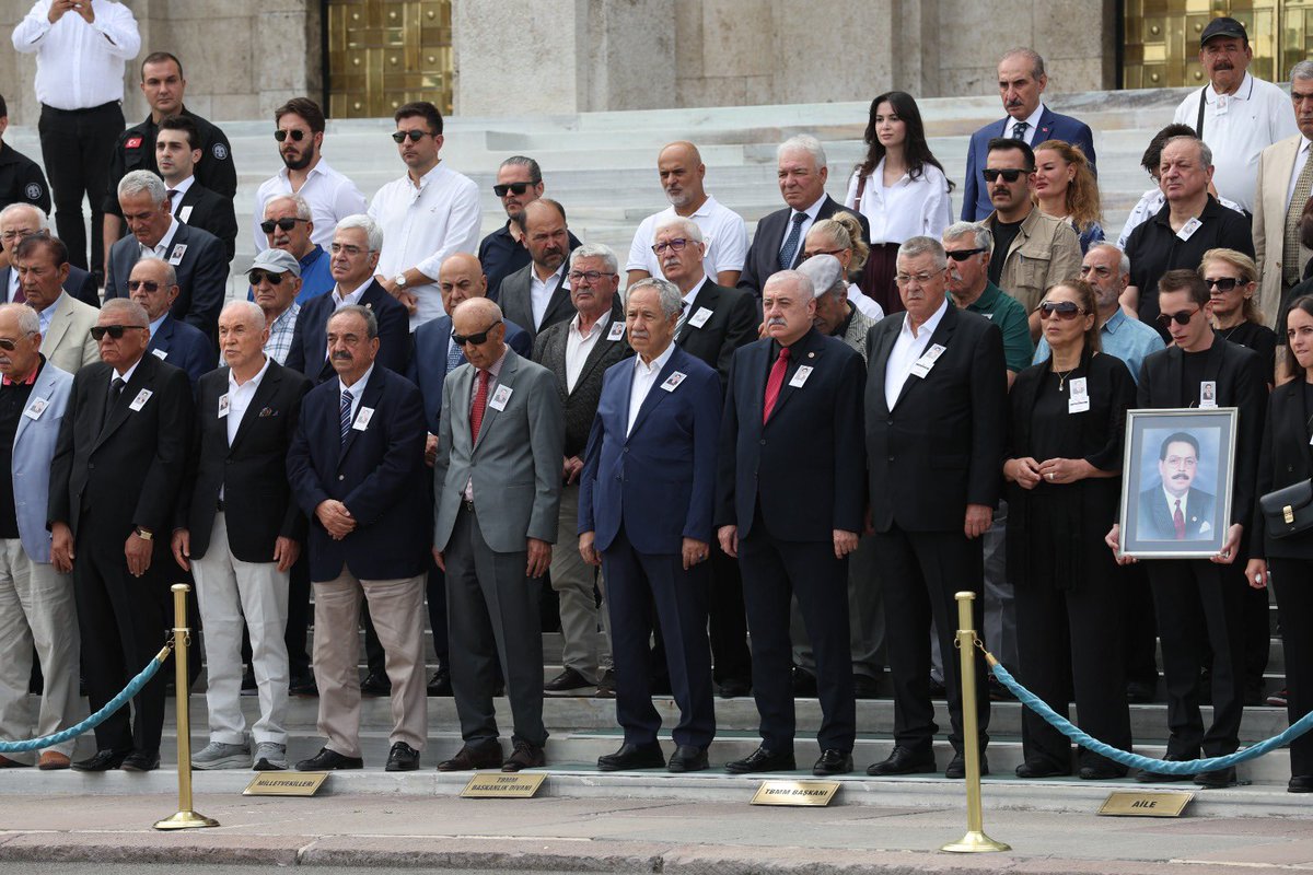 SermetAtay's tweet photo. 📍TBMM

Eski Dönem Milletvekili ve TBMM İdare Amiri Latif SAKICI’nın cenaze törenine TBMM’yi temsilen iştirak ettik. https://t.co/TYEqJsJWb7