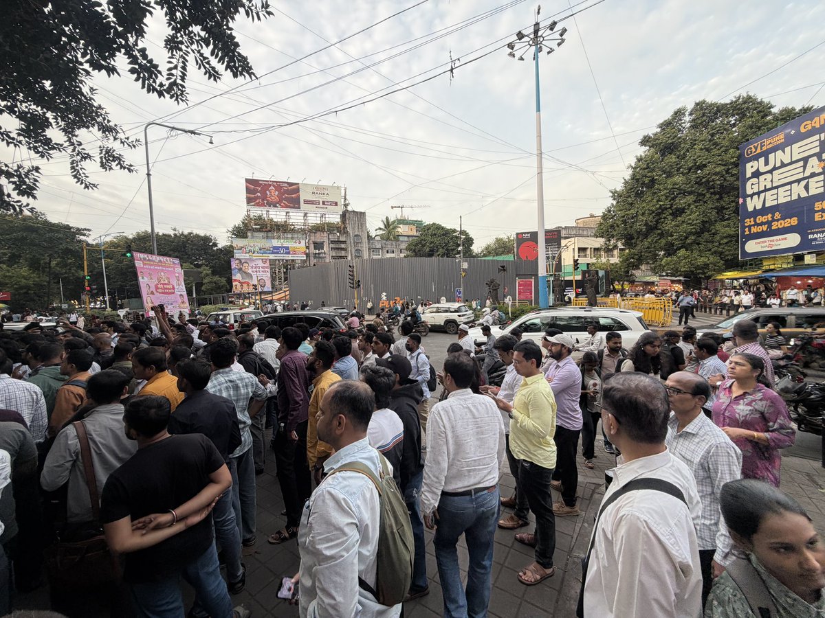 TheAnilkumarG94's tweet photo. “जब-जब मोदी डरता है, पुलिस को आगे करता है!” 🔥

या घोषणेने आज FC रोड परिसर दणाणून गेला! ✊

संतोष पंडित आणि विद्यानंद बापट यांच्या समर्थनार्थ हजारो नागरिकांचा आवाज बुलंद 
प्रश्न विचारणाऱ्यांचा आवाज दाबता येणार नाही!

#SantoshPandit #VidyanandBapat #FC #Punekar https://t.co/17GSns5GRh