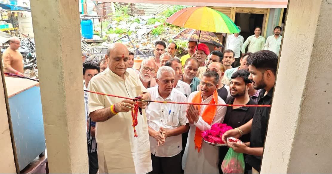 mlagopalsharma's tweet photo. बीगोद नगरपा��िका क्षेत्र में नगरपालिका चुनाव के निमित्त वार्ड संख्या 7 के भाजपा पार्षद प्रत्याशी श्री लोकेश नागौ��ी जी के चुनावी कार्यालय का विधिवत उद्घाटन किया।

इस अवसर पर उपस्थित कार्यकर्ताओं एवं स्थानीय नागरिकों से संवाद हुआ। वार्ड के सर्वांगीण विकास, जनहित से जुड़े मुद्दों और क्षेत्र को बेहतर बनाने की दिशा में सामूहिक प्रयासों को लेकर चर्चा की गई।
कार्यकर्ताओं में उत्साह और स्थानीय नागरिकों के समर्थन के बीच श्री लोकेश नागौरी जी के पक्ष में विजय का संकल्प लिया।

बीगोद के विकास को नई गति देनी ह��, कमल खिलाना है।
..
#भाजपा #जनसेवा #संगठन_सर्वोपरि #BJP #BJPRajasthan #bigod  #नगरपालिका_चुनाव 
@BhajanlalBjp @madanrrathore  @ajaeybjp @BJP4Rajasthan @bjpjaipurshahar