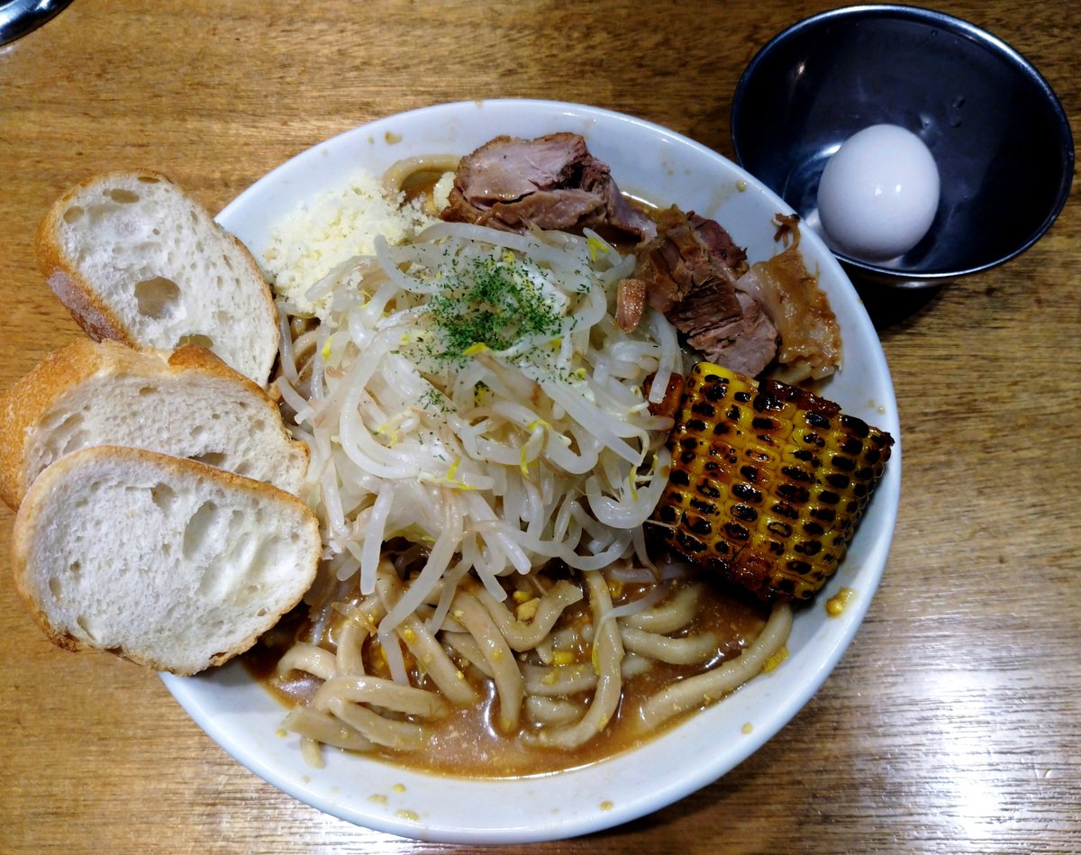 moriyangiro's tweet photo. MEN YARD FIGHT
限定2 冷やもろこしラーメン
(+ﾊﾞｹﾞｯﾄ 焼きもろこし 粉ﾁｰｽﾞ生卵)

仕事あがり 🦐エビレンジャー集合

濃厚で甘味のある冷たいスープは
まるでポタージュの様
硬いけど〆た麺と良く合って旨い

バケットと焼きもろこし👍 https://t.co/fOzBkj29Na