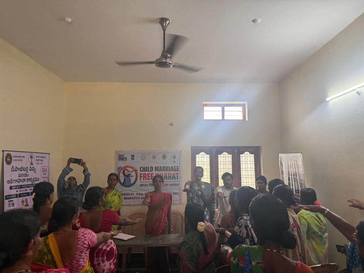 KDivya340790's tweet photo. #ChildMarriageFreeWorld
#ChildMarriageFreeIndia
#JustRightsForChildren
Pledge for child marriage free Bharath administered to SHG women members during community meeting - RDS Wanaparthy. https://t.co/0sUzIX1Bgt