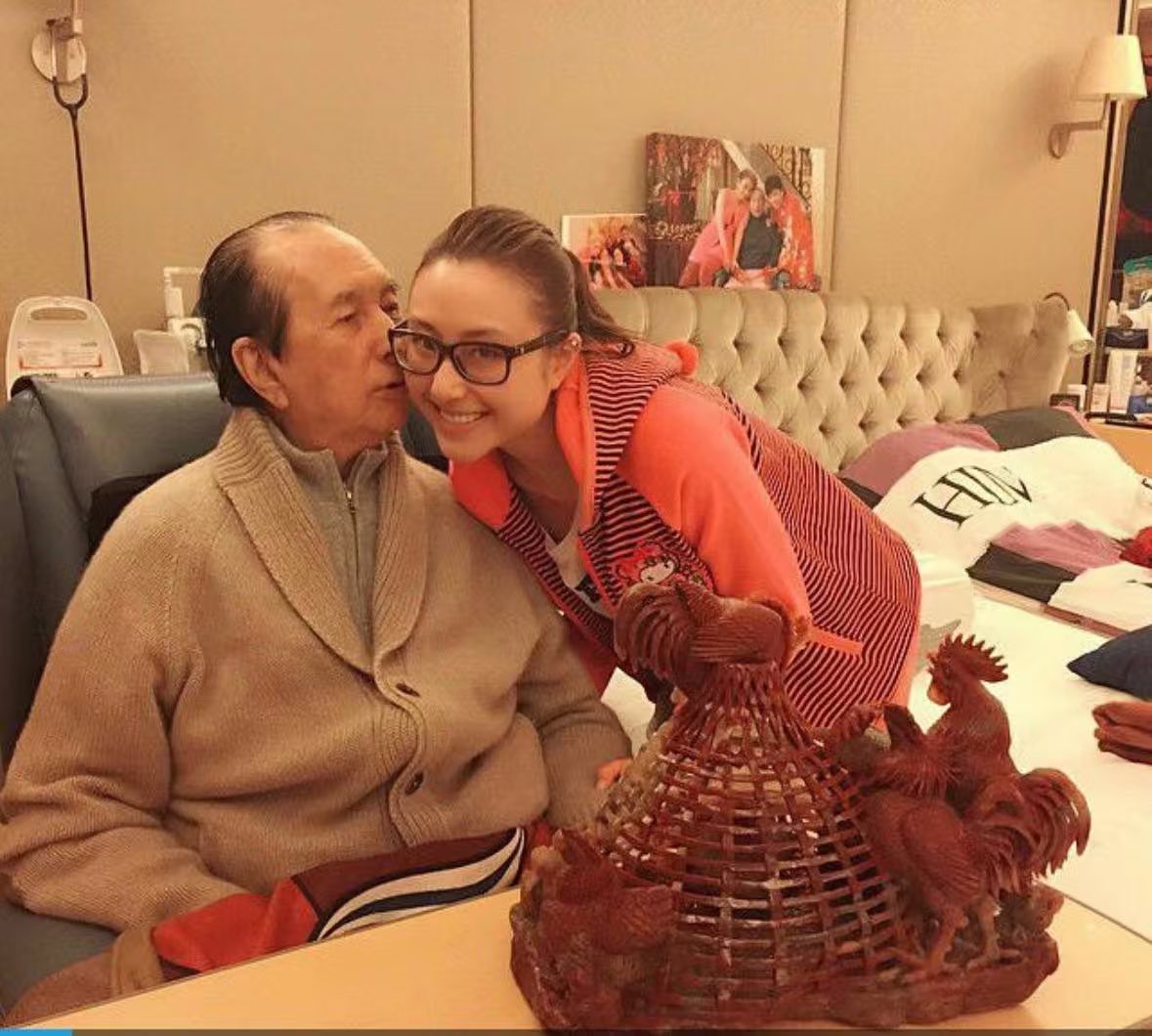 heiliao0's tweet photo. 何超云闪分消防员未婚夫改抱台湾房仲却被包装成豪宅大亨、一个月人设崩塌现世报、版权官司+带看豪宅真实身份反差、从订婚三年到Exhausted散心的情感闭环
#何超云 #JonySu #豪宅大亨翻车 #消防员未婚夫 #何超云分手 #台湾房仲经纪 #元利信义联勤 #版权官司 #Exhausted散心 #门当户对失效 https://t.co/YBbWK1qe7w