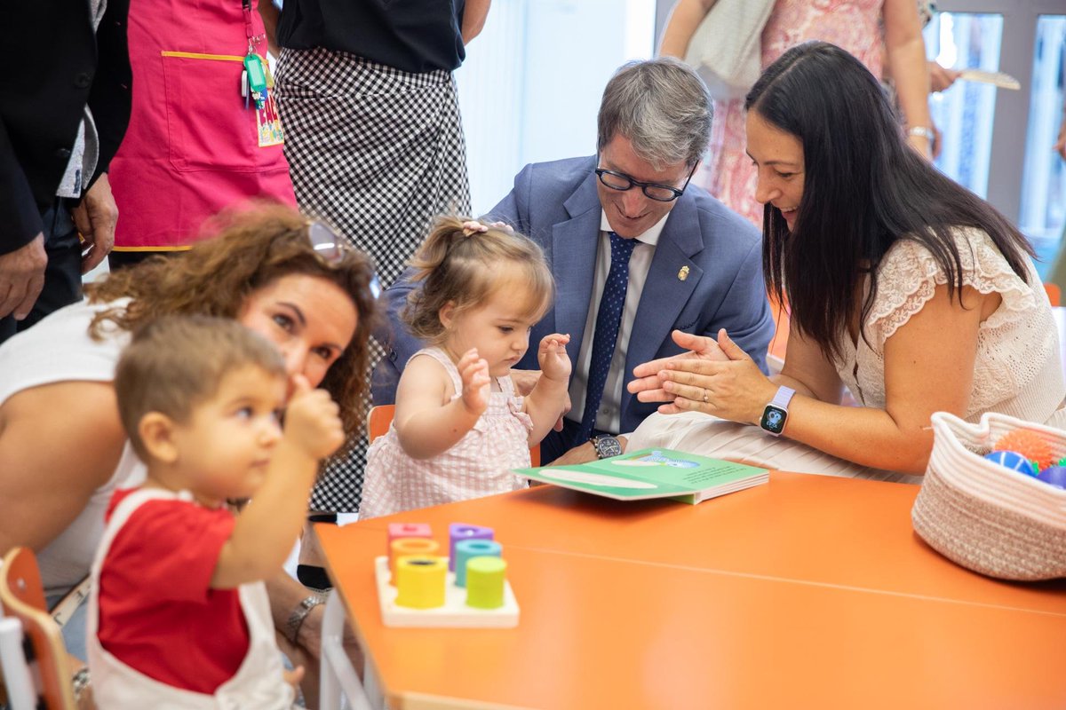 lariojaorg's tweet photo. 🏫 La nueva escuela de Educación Infantil de Aldeanueva de Ebro abre sus puertas este curso con 74 plazas de 0 a 3 años.

El presidente @CapellanGonzalo ha inaugurado las nuevas instalaciones.

🖇️ https://t.co/TYPjub5ifN https://t.co/vG942Mssa3